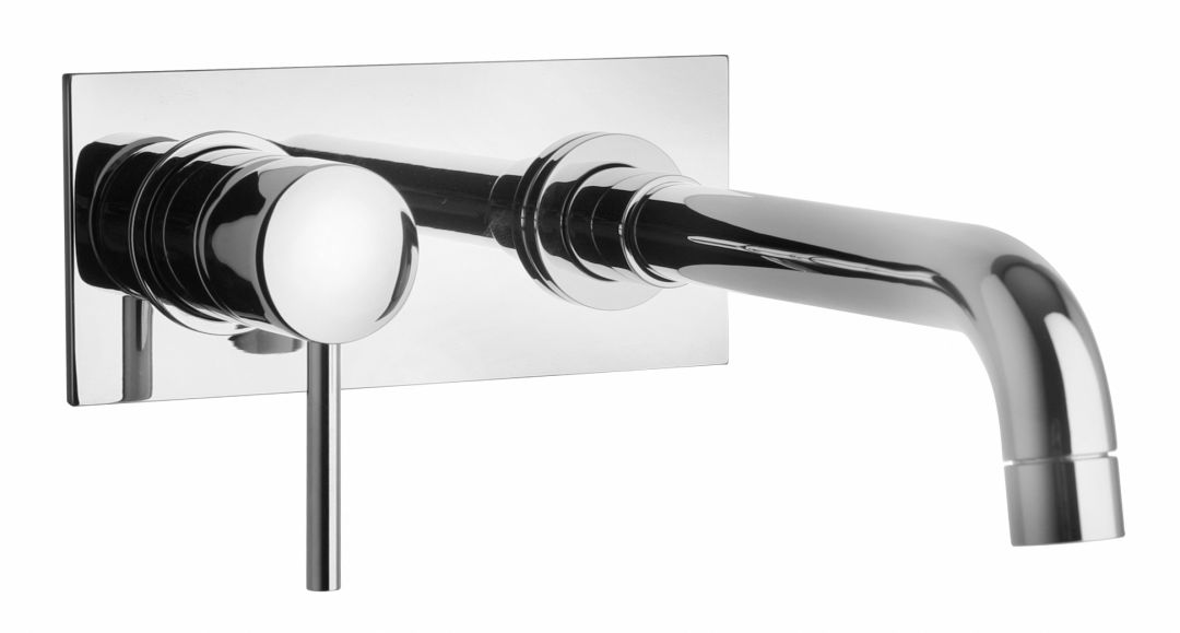 Robinet avec plaque murale et bec chromé extérieur