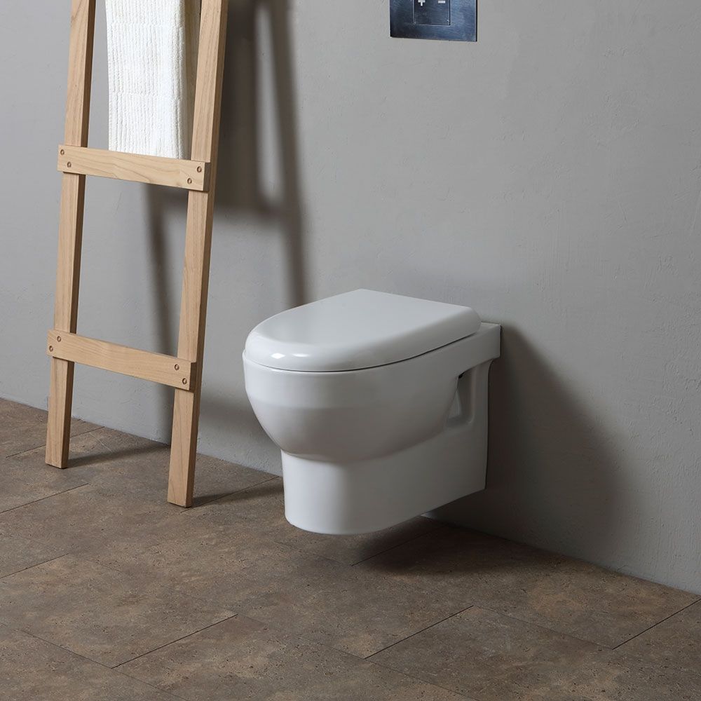 Vaso WC sospeso in ceramica bianca