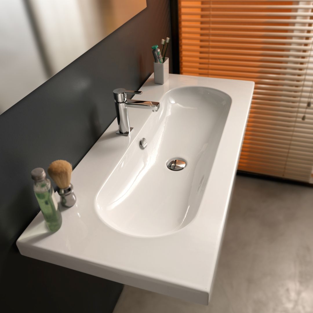 Lavabo fixation murale 100 cm avec rebord pour objets, en céramique de qualité
