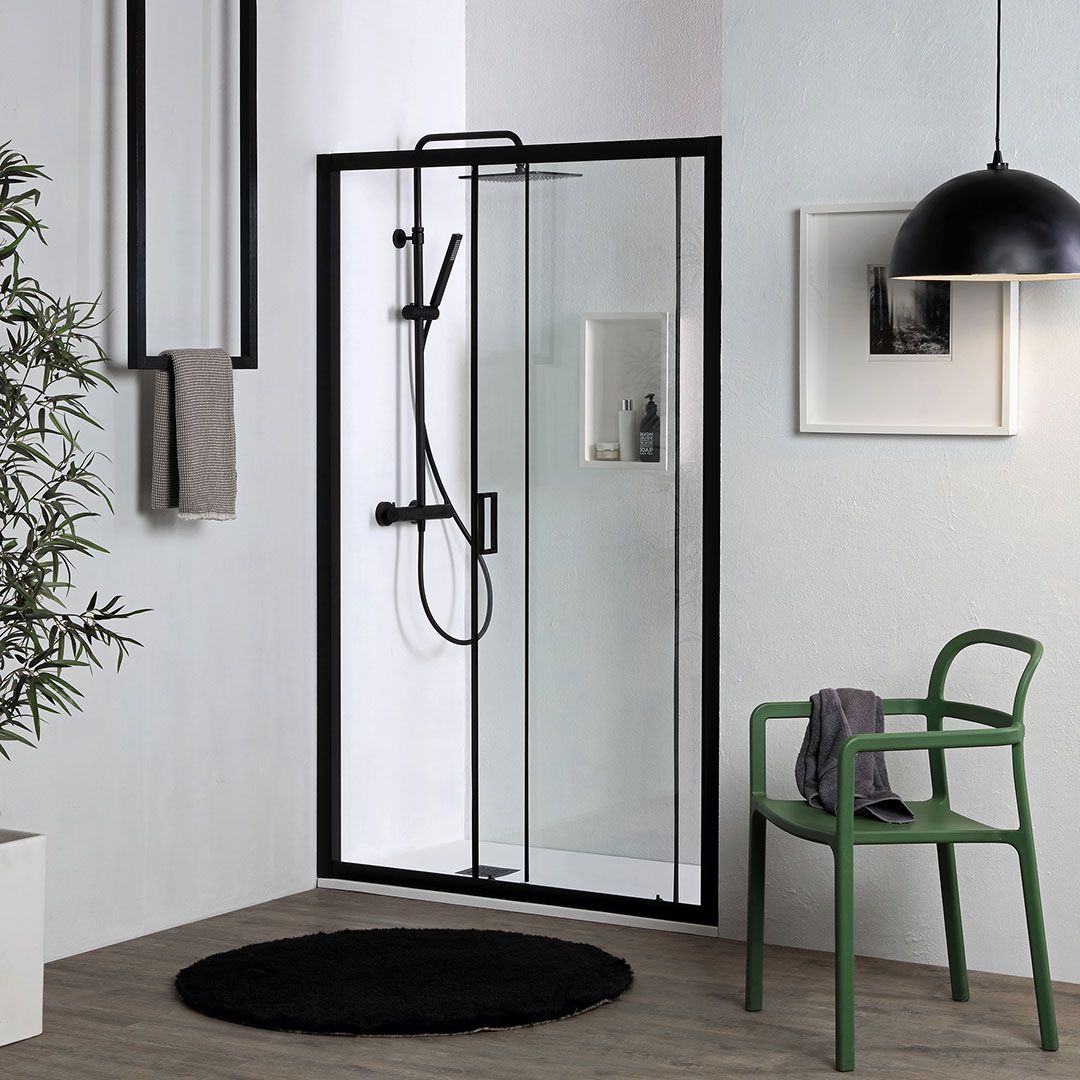 Porte de douche de niche 100 cm avec cadre noir mat et portes en verre transparent de 6 mm.
